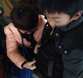现代著名女作家冰心曾说过这样一句话：世上没有一朵鲜花不美丽，没有一个孩子不可爱。因为每一个孩子都有一个丰富美好的内心世界，这是孩子的潜能。
2014年8月底，公司总裁？莆跋壬颖ㄖ缴匣裣の浣愤胖行挠锥傲跷木、刘文斌两位小朋友因为家境困难，无法顺利完成学业，随机委派安博电竞手机连锁总经理卢建荣和江苏联融投资总经理毛振宇前往探望。