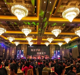 时光荏苒，又是一年飘雪过，岁月更迭，恰是新年浪漫时。1月5日晚，由安博电竞集团旗下江苏联融金融服务有限公司主办，以“联汝于诚 融通天下”为主题的2017年年会暨客户答谢会在常州市武进区希尔顿酒店盛大举行！公司领导与近千人客户朋友欢聚一堂，共襄盛宴！