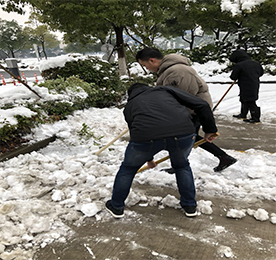 近日，常州连降大雪，银装素裹，皑皑白雪给冬季带来了新鲜感，但降雪也为城市交通、居民出行带来了极大的不便。安博电竞集团的小伙伴们积极行动，全力以赴打响铲雪除冰的“攻坚战”！