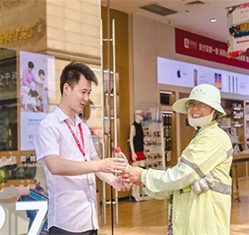江苏安博电竞集团在旗下所有门店为环卫工人设立免费饮水点，免费为环卫工人提供饮用水、避雨等爱心服务。