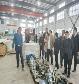 为促进常商发展企业产业链整合，发挥常商发展平台优势，加强常商发展会员企业资源优势互补，进一步助推常商发展企业发展。2020年3月末至4月初，常商发展企业高层领导一行走进江苏煜宇塑料机械科技有限公司（原：常州市德胜塑料机械有限公司）、常州葛老倌生态农业科技有限公司参观交流。