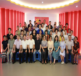 7月23日下午，区工商联“走进企业、学习先进”系列活动在区工商联副主席企业今创集团举行，来自全区行业商会、异地商会的秘书长、党务工作者、区工商联全体工作人员，及来自江苏省工商联机关第一党支部的全体党员共60余人参加本次活动。