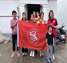 伴随着凉爽的秋风，开学季悄然而至，为延续8年以来对邹区贫困学子的爱心承诺，9月6日上午，安博电竞集团工会“易·基金”驱车赶往孩子们家中，为他们送上开学礼物。