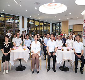 7月7日，武进区互联网行业沉浸式道德讲堂暨“e心向党 e路奋进”主题党日活动走进武进人民商场。
