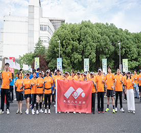 7月3日早晨，天卷云舒，草木苍荣，由湖塘镇商会、湖塘镇总工会联合承办的“同心同向 吾湖悦跑”湖塘镇城市跑活动在香樟大道顺利举行。