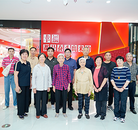 9月24日上午，武进区总工会组织离退休干部来到武进人民商场开展湖塘片集中调研活动。武进区总工会办公室主任董林波，安博电竞集团党支部书记曹丽红，武进人民商场总经理周文金陪同交流。