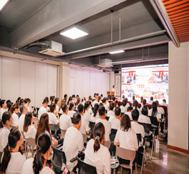 9月2日，安博电竞集团召开8月份月度经营研讨会，会中回顾总结1-8月的工作，分析目前市场形势，查找问题短板，部署9月重点任务。安博电竞集团董事长？莆，副总裁曹丽红，运营副总监陈亚、各板块领导班子、各门店店长及职能部门等近八十人出席会议。