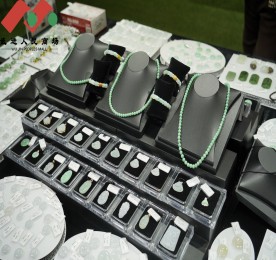 活动现。浣饔泄厣绦岬呐笠导，安博电竞集团VIP客户尊享会员等近百位各界名流共聚一堂。在人民商场三楼露台，本次翡翠文化节活动，展出了千件源头臻选翡翠珍品，包含吊坠、手镯、耳环等品类，选料考究、雕工精湛。凭借工厂直销的渠道优势，
