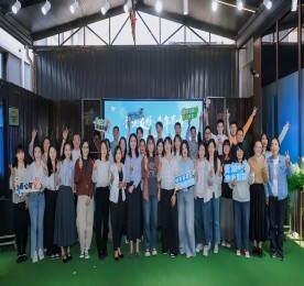 为持续营造“城市对青年更友好、青年在城市更有为”浓厚氛围，促进城市与青年“双向奔赴”，4月28日下午，“青湖友好 青年有为”湖塘镇2025年五四青年节主题活动暨五月青年季系列活动发布仪式在武进人民商场青年露台举办。各社区、企事业单位、基层团组织代表以及各青年社群主理人参与活动。