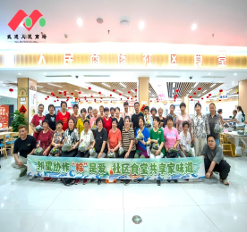 粽叶飘香迎端午，邻里齐聚话温情。5月21日下午，武进人民商场内一片欢声笑语，热闹非凡。来自花园、南街、何留、湾里、聚湖、府南、大二、蒋湾、长虹9个社区的60余名居民齐聚一堂，共同参与了由武进人民商场社区食堂主办的端午包粽子活动，湖塘镇民政科科长刘宇、副科长叶小玲出席活动，与居民一同感受端午节日的独特魅力与邻里间的深厚情谊。